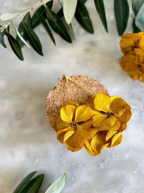 Boucles d'Oreilles "Amanda" - Éclat Floral en Jaune Moutarde de Dry & Myrtille - boucles d'oreilles - accessoire boucle d'oreille hortensia jaune