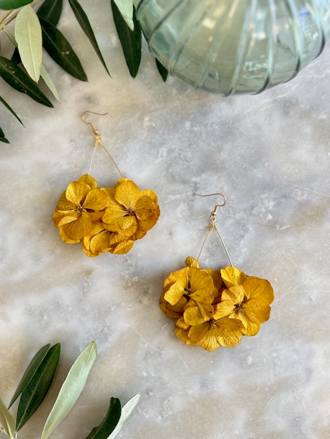Boucles d'Oreilles "Amanda" - Éclat Floral en Jaune Moutarde de Dry & Myrtille - boucles d'oreilles - accessoire boucle d'oreille hortensia jaune