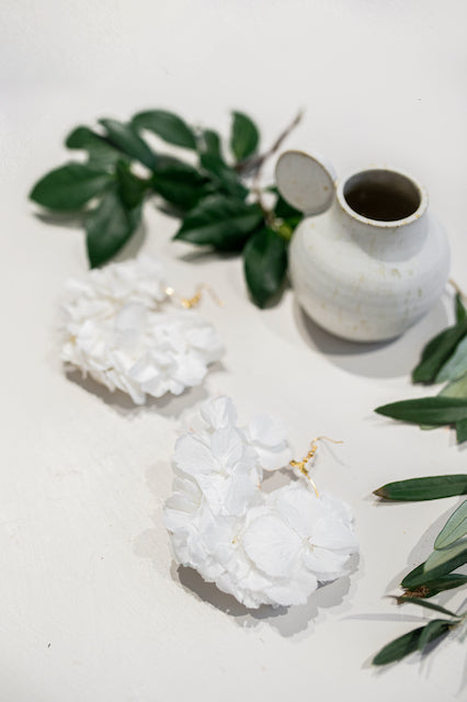 Boucles d'Oreilles "Bianca" – Élégance Fleurie pour Mariée de Dry & Myrtille - boucles d'oreilles - accessoire blanc boucle d'oreille hortensia mariage