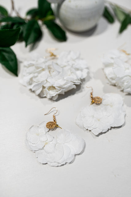 Boucles d'Oreilles "Bianca" – Élégance Fleurie pour Mariée de Dry & Myrtille - boucles d'oreilles - accessoire blanc boucle d'oreille hortensia mariage