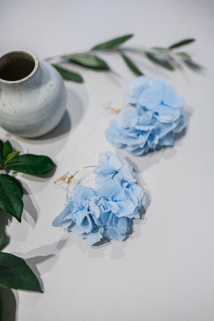 Boucles d'Oreilles "Odilita" – Créoles Fleurie Hortensia Bleu Layette de Dry & Myrtille - boucles d'oreilles - accessoire bleu boucle d'oreille hortensia