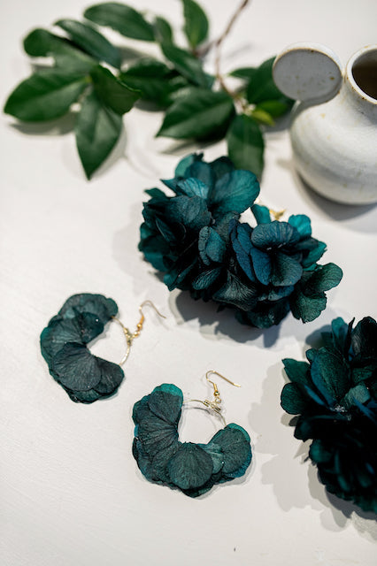 Boucles d'Oreilles "Azul" – Créoles Hortensia Bleu Paon de Dry & Myrtille - boucles d'oreilles - accessoire bleu boucle d'oreille hortensia