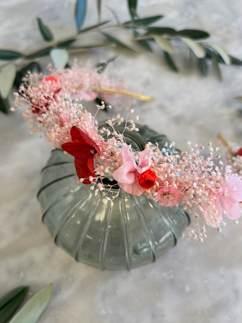 Serre-tête "Héléna" - Éclat Floral en Rose et Rouge de Dry & Myrtille - serre-tête - accessoire gypsophile hortensia immortelle mariage rose rouge serre-tête