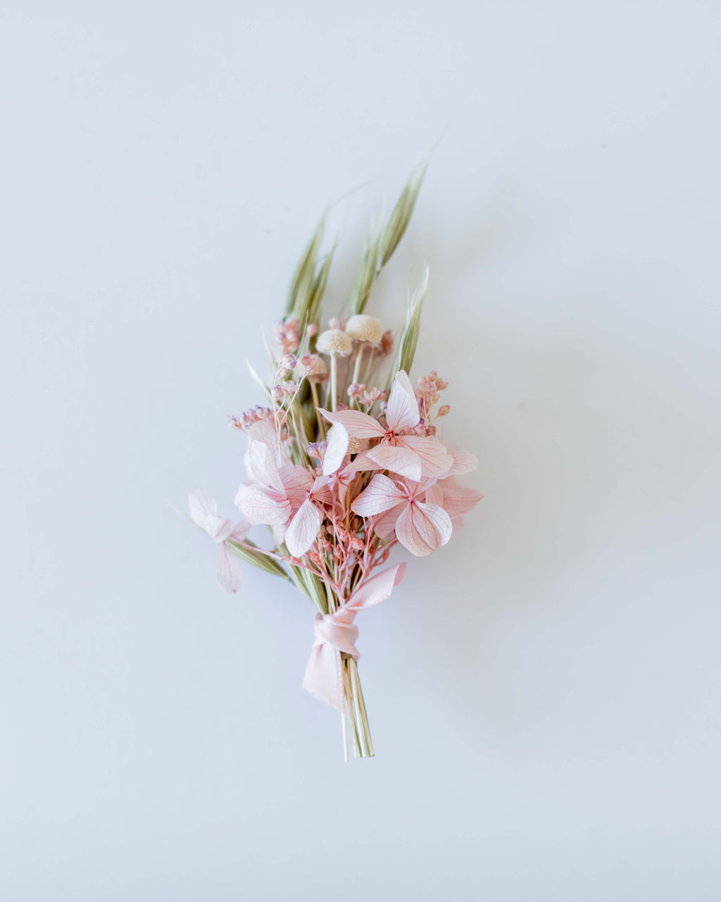 Boutonnière "Tibo" - Élégance Pastel de Dry & Myrtille - boutonnière - accessoire avoine blanc boutonniere hortensia lavande mariage rose
